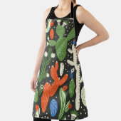 黒い背景にサボテンを塗ったシームレスな模様。 エプロン (インサイチュ)