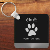 黒い背景にシルバードッグポー キーホルダー (正面)
