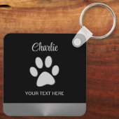 黒い背景にシルバードッグポー キーホルダー (裏面)