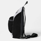 黒い背景にシルバードッグポー スリングバッグ (右)