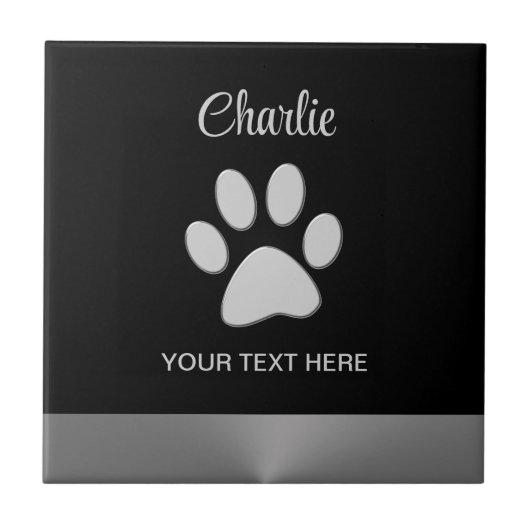 黒い背景にシルバードッグポー タイル (正面)