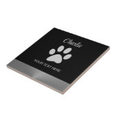 黒い背景にシルバードッグポー タイル (側面)