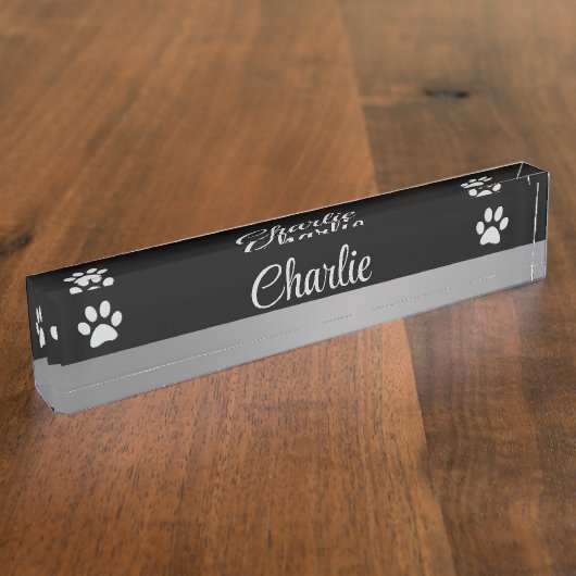 黒い背景にシルバードッグポー デスクネームプレート (側面)