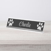 黒い背景にシルバードッグポー デスクネームプレート (正面)