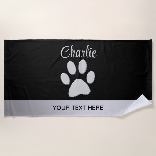 黒い背景にシルバードッグポー ビーチタオル (正面)