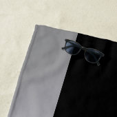 黒い背景にシルバードッグポー ビーチタオル (インサイチュ)