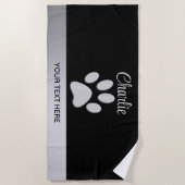 黒い背景にシルバードッグポー ビーチタオル (正面)