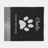 黒い背景にシルバードッグポー フリースブランケット (正面(横))