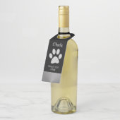 黒い背景にシルバードッグポー ボトルネックタグ (アングル)