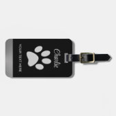 黒い背景にシルバードッグポー ラゲッジタグ (正面横)