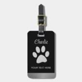 黒い背景にシルバードッグポー ラゲッジタグ (正面縦)