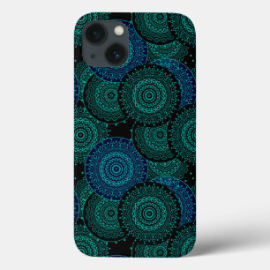 黒い背景にターコイズの青い丸い曼荼羅 iPhone 13ケース