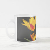 黒い背景にチューリップ花 フロストグラスマグカップ (左)