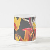 黒い背景にチューリップ花 フロストグラスマグカップ (中央)