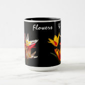 黒い背景にチューリップ花 マグカップ (中央)