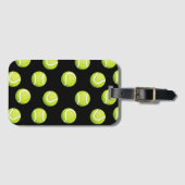 黒い背景にテニスボールが全身を覆う ラゲッジタグ (正面横)