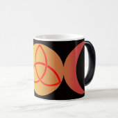 黒い背景にトリクトラが付いたトリプルムーン モーフィングマグカップ (正面右)