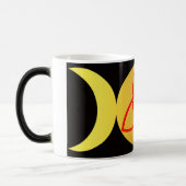 黒い背景にトリクトラが付いたトリプルムーン モーフィングマグカップ (左)