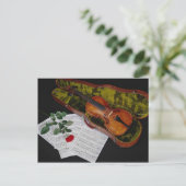 黒い背景にバイオリンと赤いバラ ポストカード (スタンド正面)