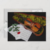 黒い背景にバイオリンと赤いバラ ポストカード (正面/裏面)