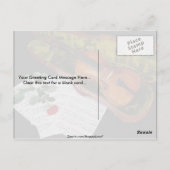 黒い背景にバイオリンと赤いバラ ポストカード (裏面)