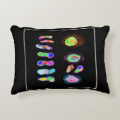 黒い背景にパフやフラフを描く アクセントクッション (正面)