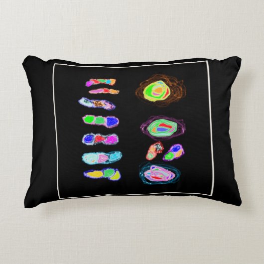 黒い背景にパフやフラフを描く アクセントクッション (正面)