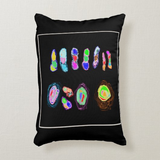 黒い背景にパフやフラフを描く アクセントクッション (正面(垂直))