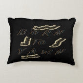 黒い背景にパフやフラフを描く アクセントクッション (裏面)