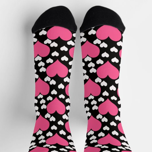 黒い背景にピンクと白のハートが表示されるデザイン ソックス (上部)