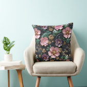 黒い背景にピンクと紫の花を付ける クッション (椅子)