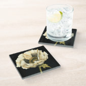 黒い背景にポピーのクリーム色の花 ガラスコースター (アングル)