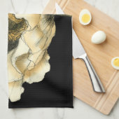 黒い背景にポピーのクリーム色の花 キッチンタオル (四つ折り)