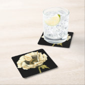 黒い背景にポピーのクリーム色の花 スクエアペーパーコースター (インサイチュ)