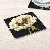 黒い背景にポピーのクリーム色の花 スクエアペーパーコースター (アングル)