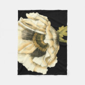 黒い背景にポピーのクリーム色の花 フリースブランケット (正面)
