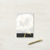 黒い背景にポピーのクリーム色の花 ポストイット (デスク上)