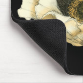 黒い背景にポピーのクリーム色の花 マウスパッド (コーナー)