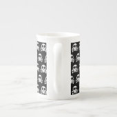 黒い背景に不気味なスカル ボーンチャイナマグカップ (裏面)