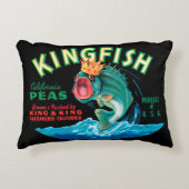 黒い背景に冠をかぶったバスフィッシュ アクセントクッション (正面)