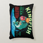 黒い背景に冠をかぶったバスフィッシュ アクセントクッション (正面(垂直))