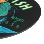 黒い背景に冠をかぶったバスフィッシュ カッティングボード (角)