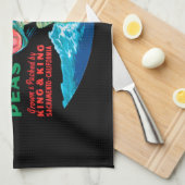 黒い背景に冠をかぶったバスフィッシュ キッチンタオル (四つ折り)