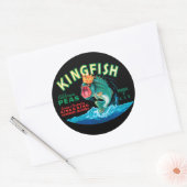 黒い背景に冠をかぶったバスフィッシュ ラウンドシール (封筒)