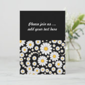 黒い背景に可愛い白いデイジー 招待状 (スタンド正面)
