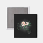 黒い背景に咲くピンクの花 マグネット (正面/裏面)
