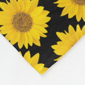 黒い背景に明るい黄色のひまわり フリースブランケット (角)