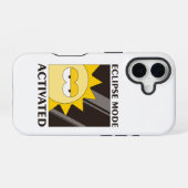 黒い背景に曇った太陽 iPhone 16ケース (裏面横)