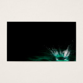 黒い背景に水滴が飛び散る