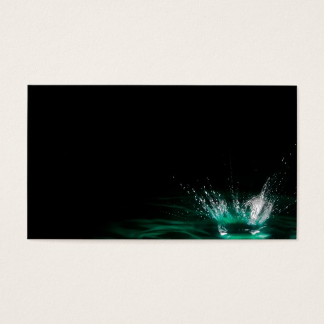 黒い背景に水滴が飛び散る (正面)